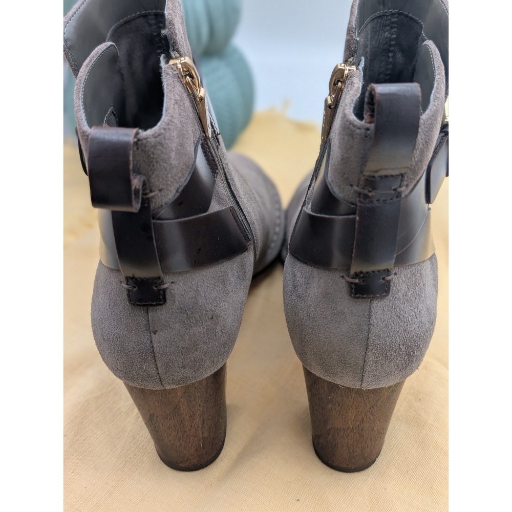Clarks Spiced River Grey Suede Ankle Booties Block Heel Buckle Women's Size 8.5 - Picture 9 of 12